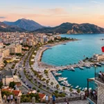 Udhëzuesi i Plotë për Vlorën 2026 – Çfarë të Vizitoni, Plazhet, Restorantet dhe Këshilla Udhëtimi