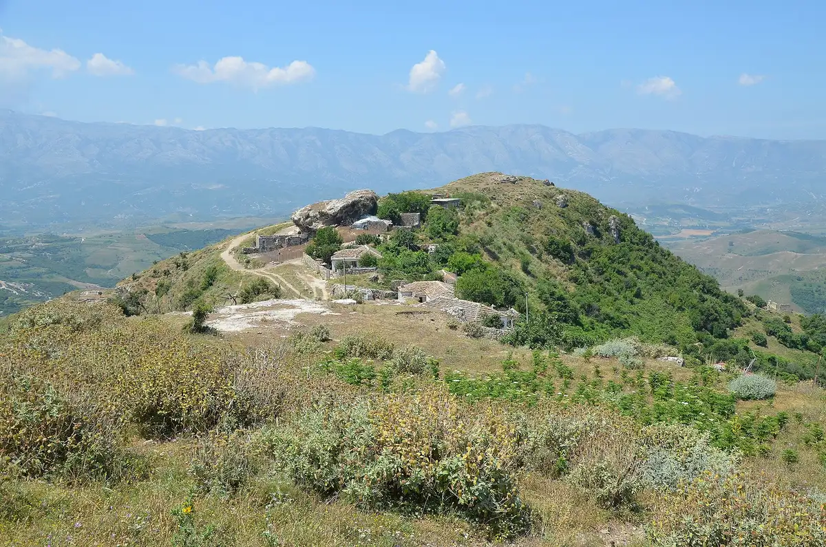 Akropoli i Amantias mbi kreshtën shkëmbore