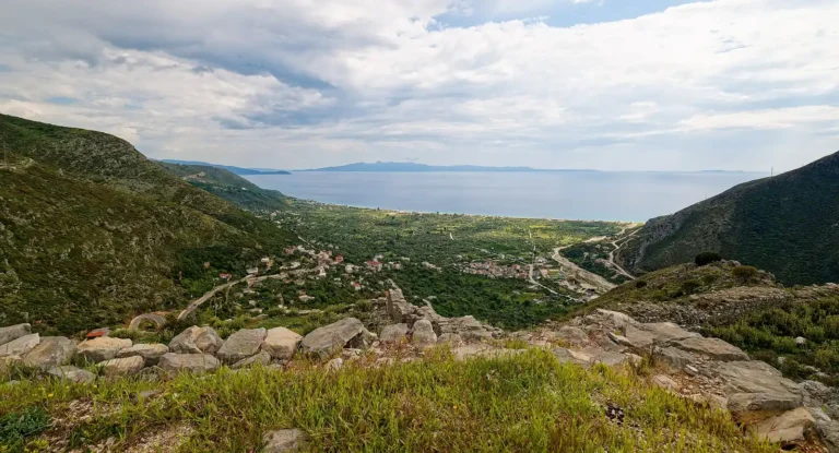 Borshi dhe Kalaja e Sopotit: Plazhi 7 km, Kalaja 2.400-Vjeçare dhe Xhamia e Vetme e Bregut