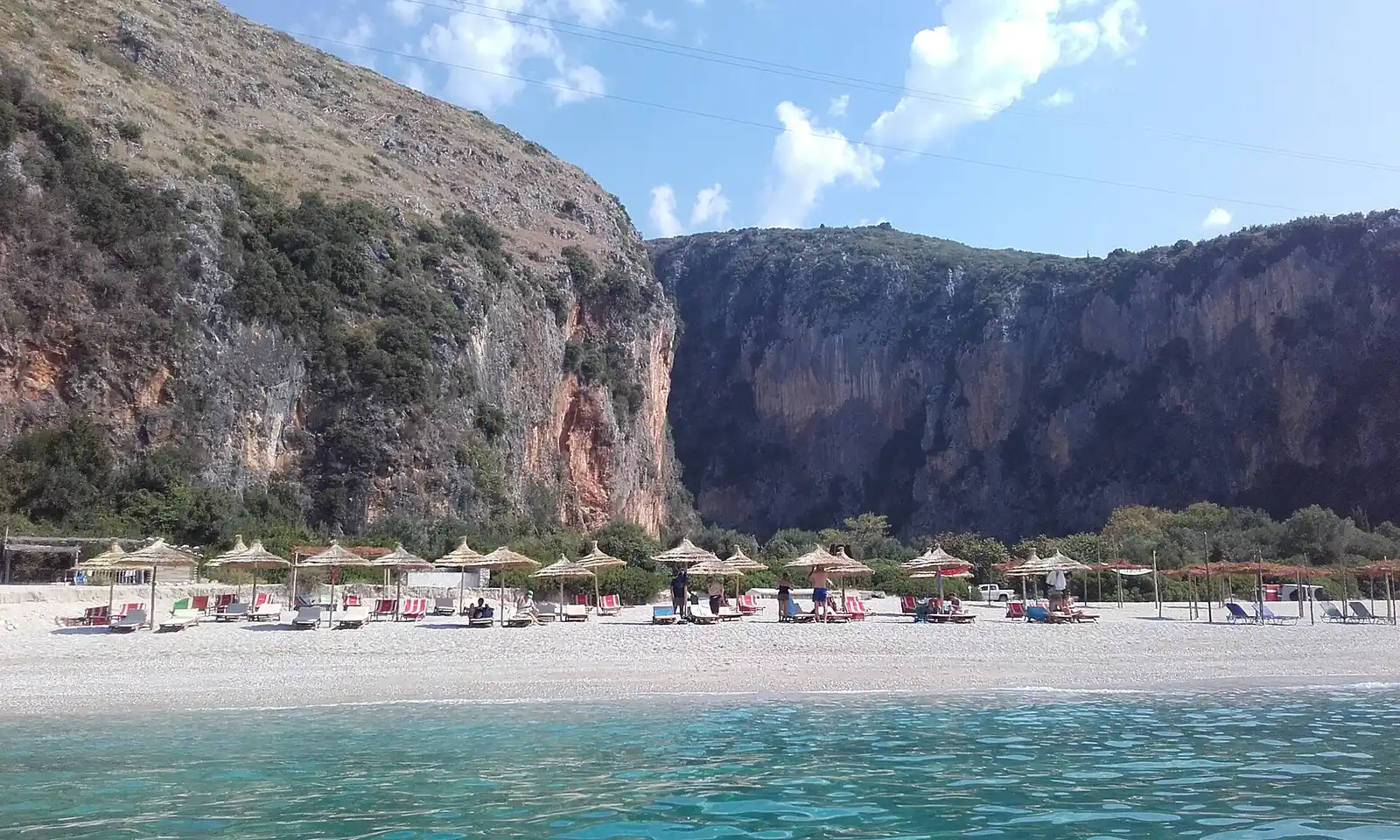 Gjipeja parë nga shtegu që zbret drejt plazhit