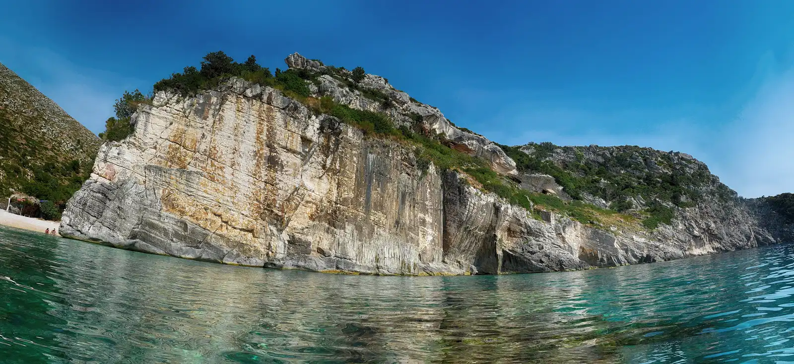 Gjiri i Gramës në Karaburun, me mbishkrimet e lashta në shkëmb