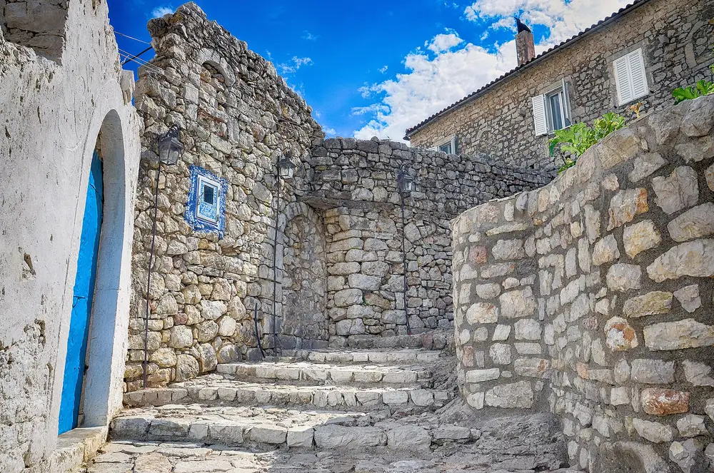 Rrugicë në lagjen e kalasë së Himarës së Vjetër