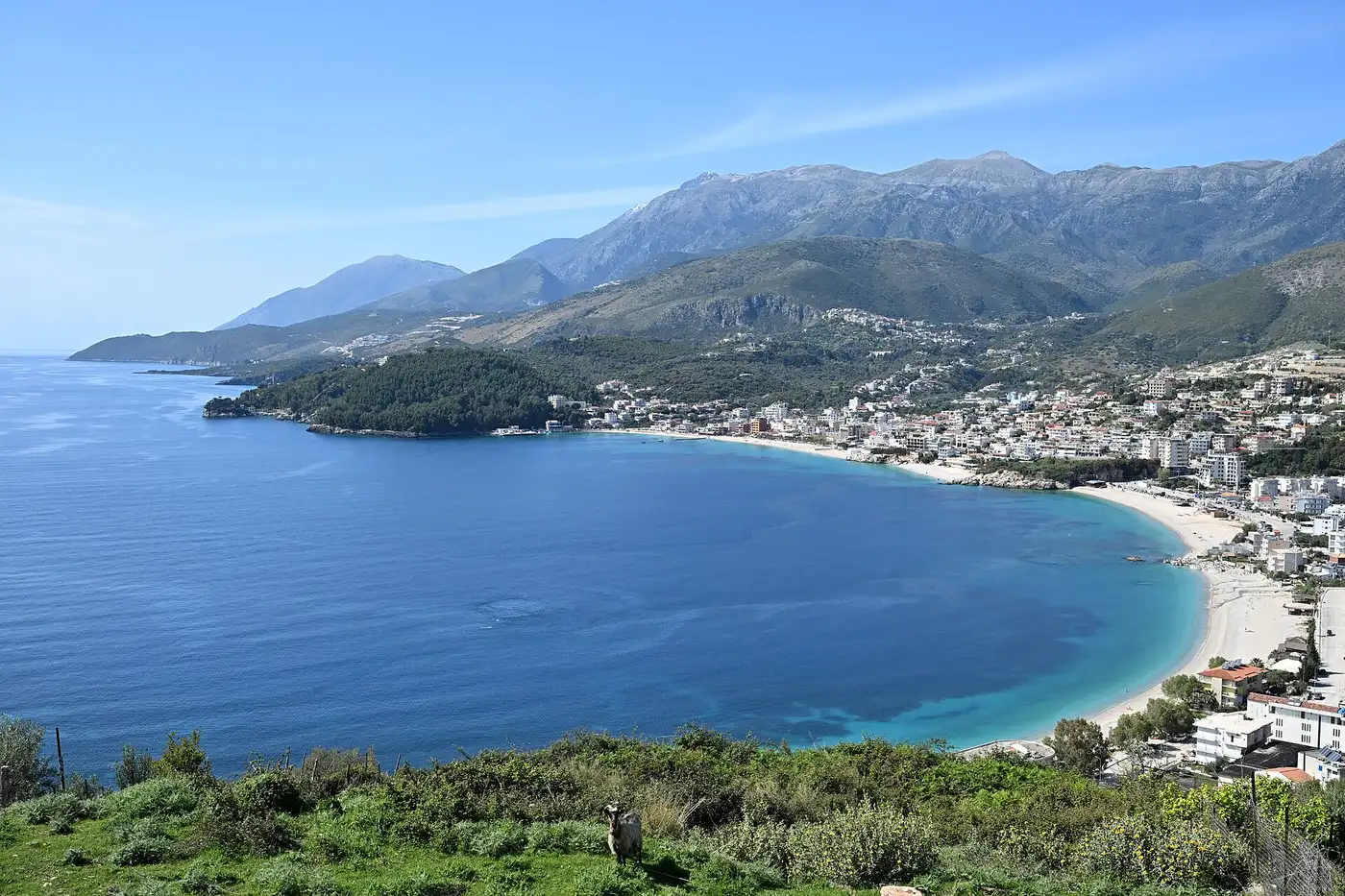 Himara parë nga jugu, me Malet Akrokeraune pas