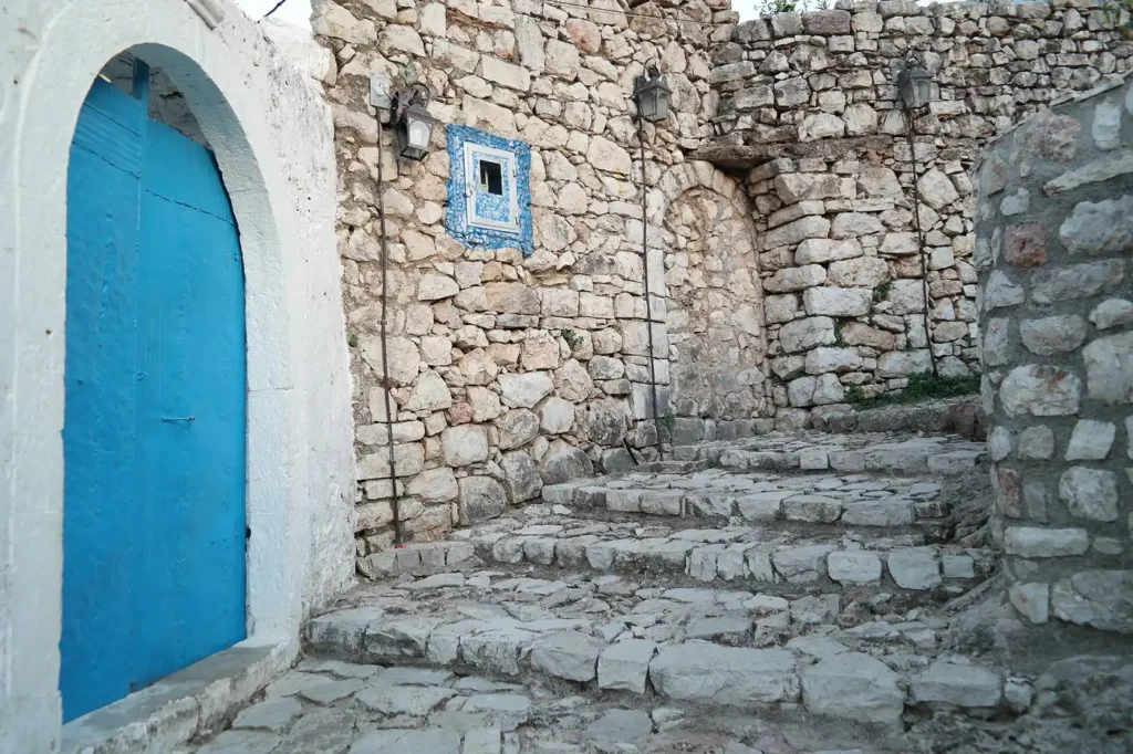 Kalaja e Himarës buzë mbrëmjes, mbi qytetin e vjetër