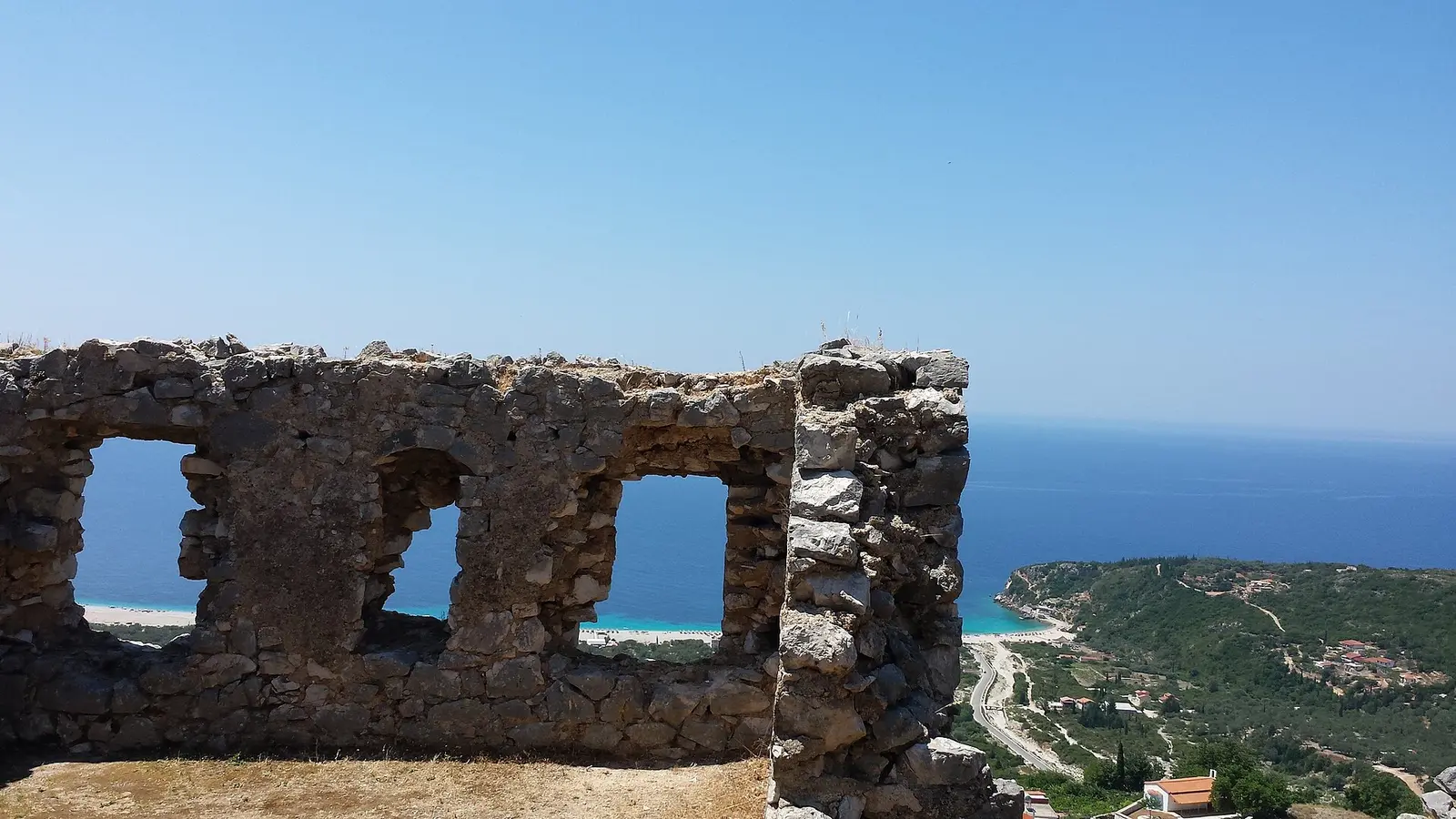 Kalaja dhe qyteti i vjetër i Himarës mbi Rivierën