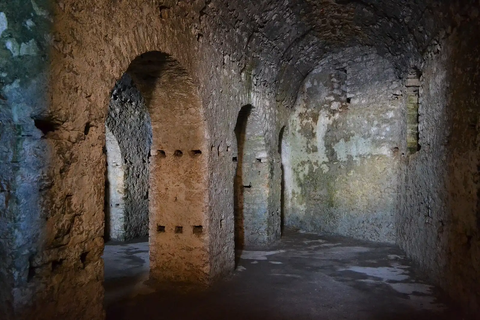Ambient me qemer brenda Kalasë së Porto Palermos