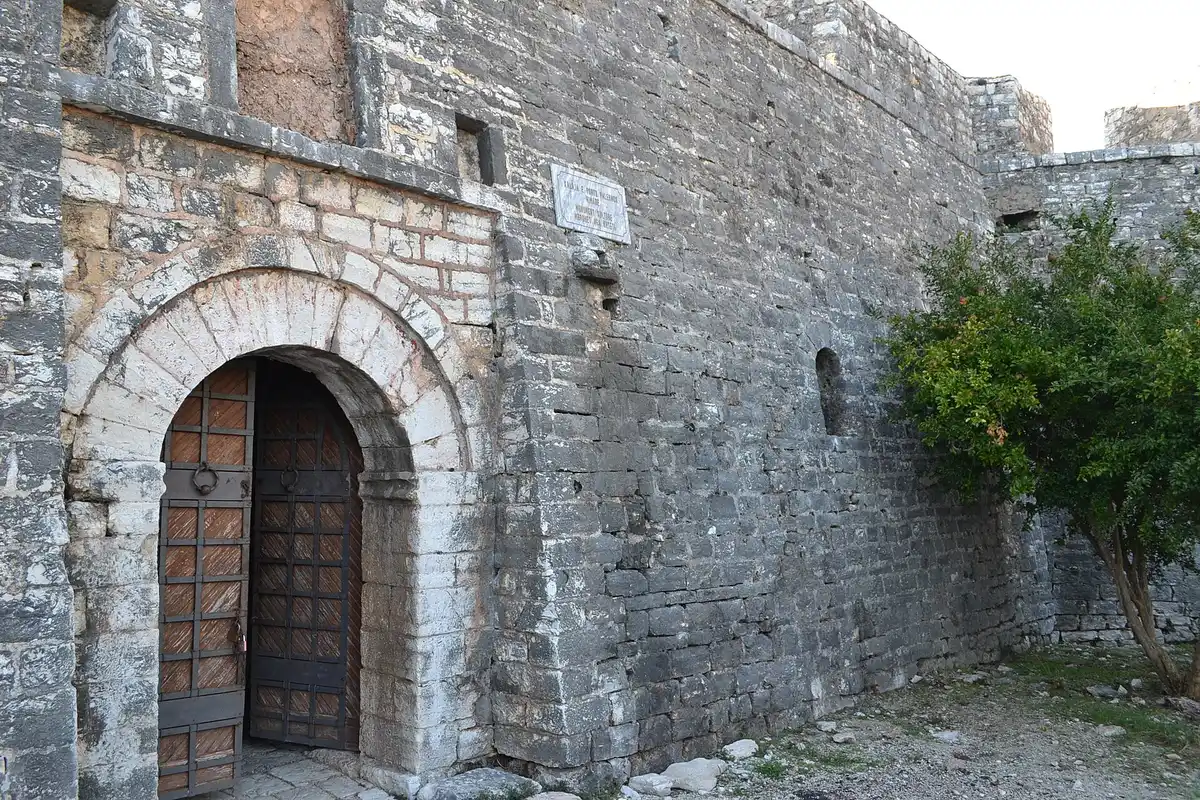 Porta e hyrjes së Kalasë së Porto Palermos