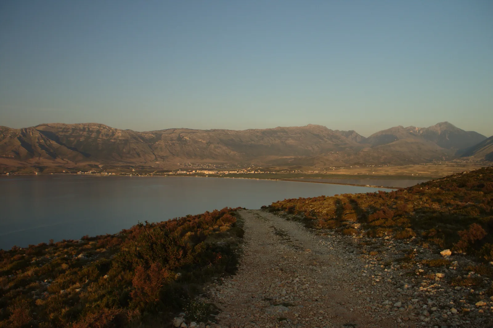 Gadishulli i Karaburunit me pamje nga Gjiri i Orikumit