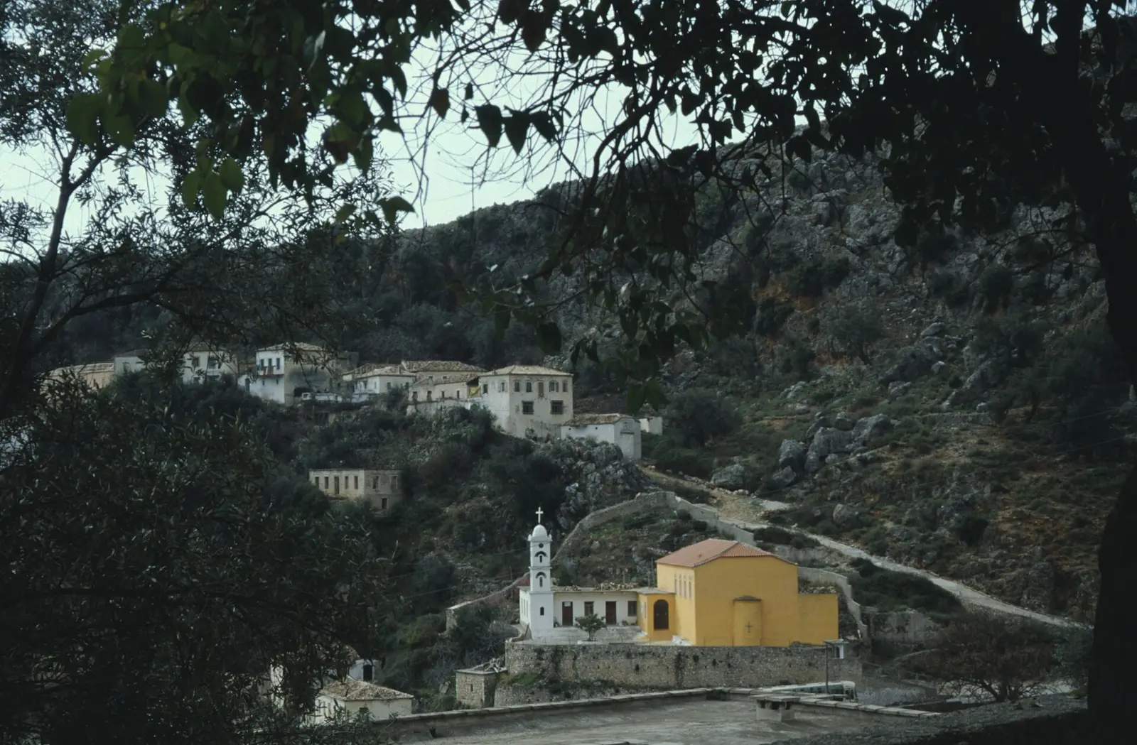 Kisha e Shën Harallambit në Dhërmi, foto e vitit 1998