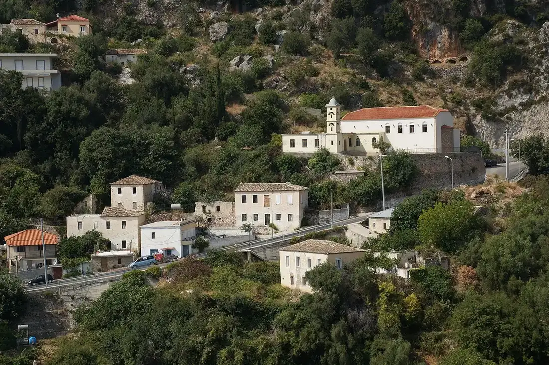 Kisha e Shën Harallambit në fshatin e vjetër të Dhërmiut