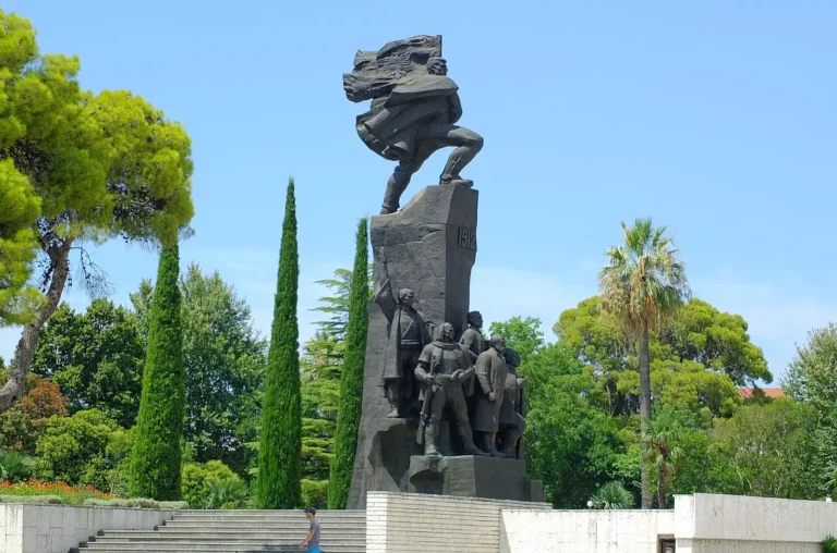 Vlora dhe 28 Nëntori: Muzeu i Pavarësisë, Monumenti dhe Historia e 1912-ës