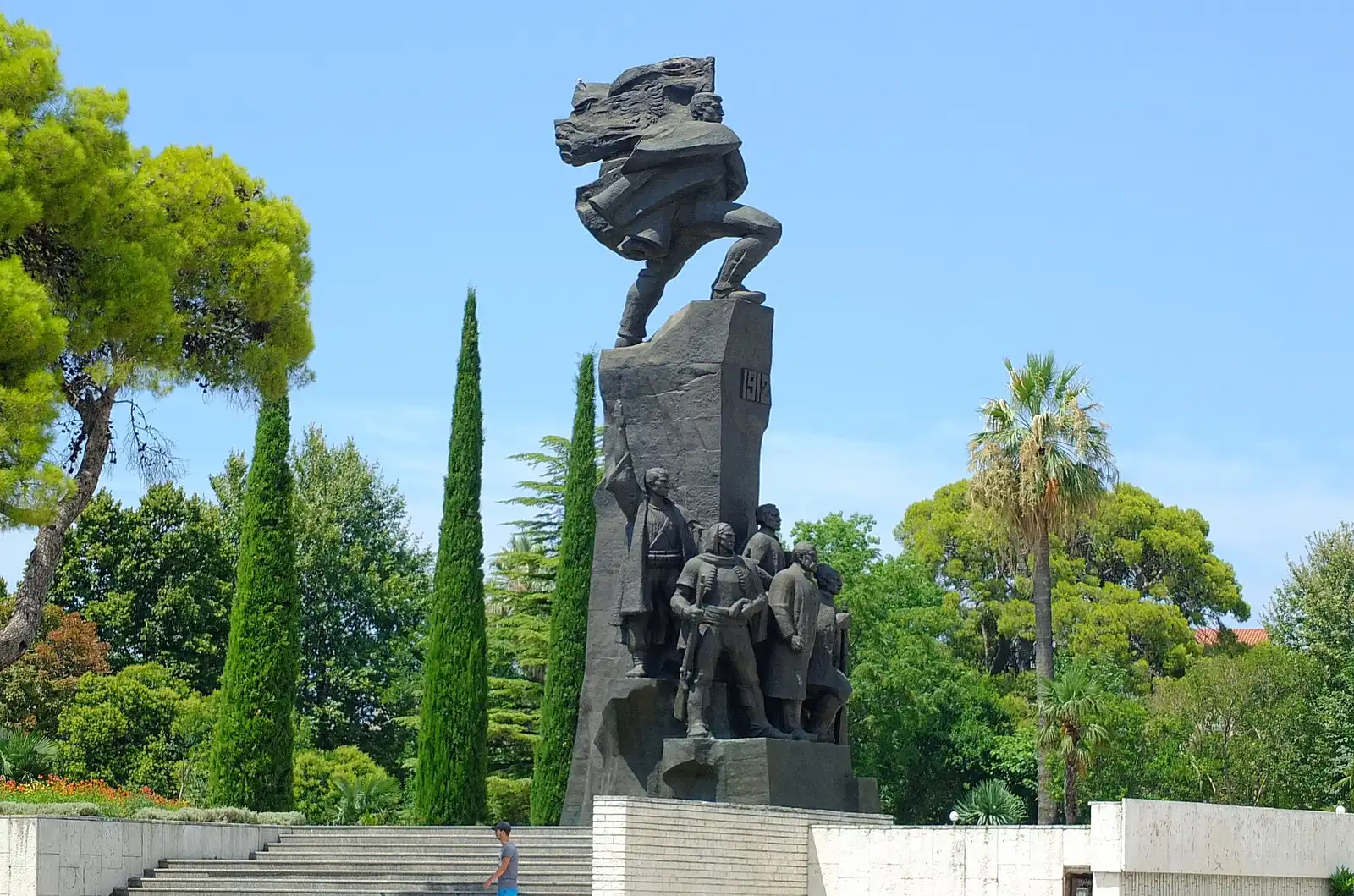 Monumenti i Pavarësisë në Sheshin e Flamurit, Vlorë