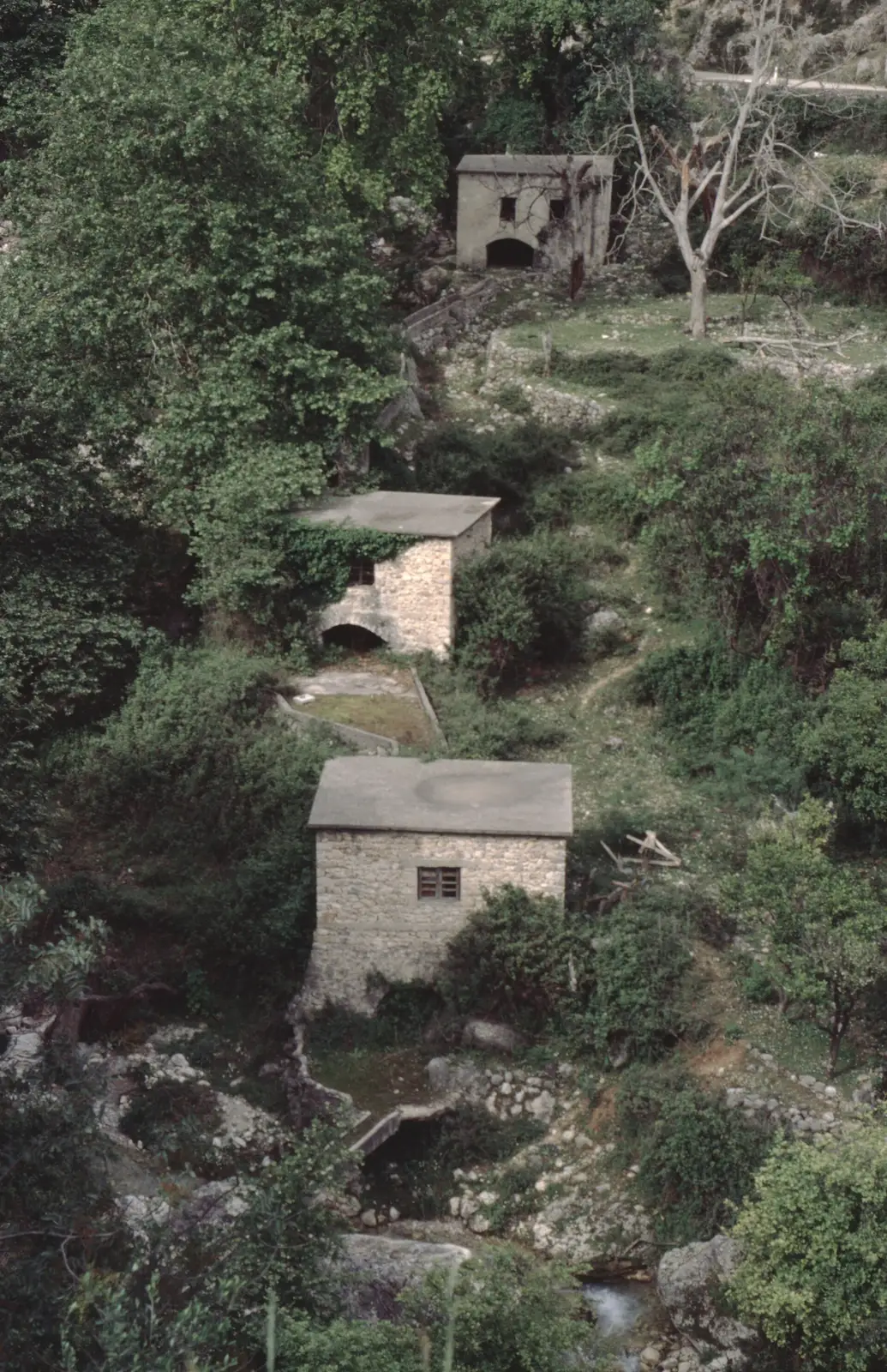 Mullinjtë e ujit të Dhërmiut, foto e vitit 2001