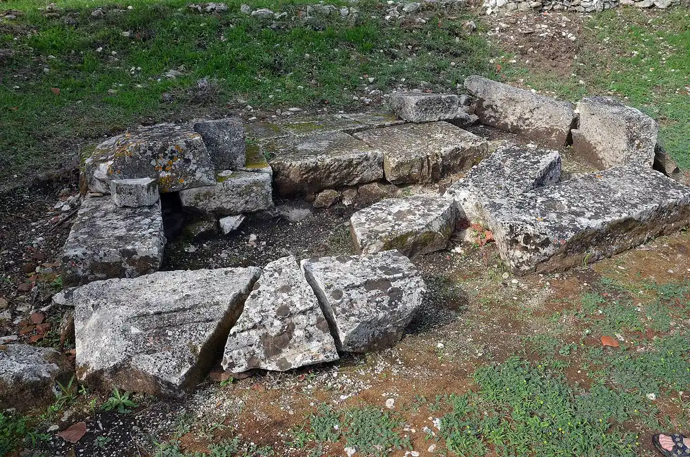 Altari i Dionisit, i zbuluar në qytetin antik të Orikut