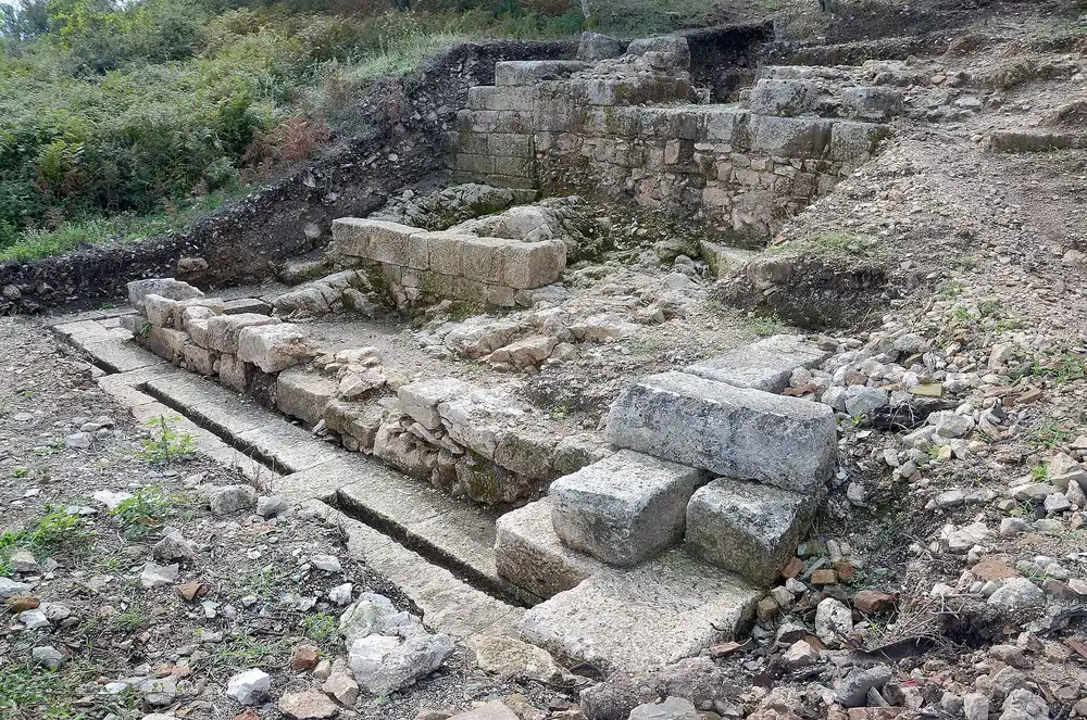 Hyrja veriore e qytetit antik të Orikut