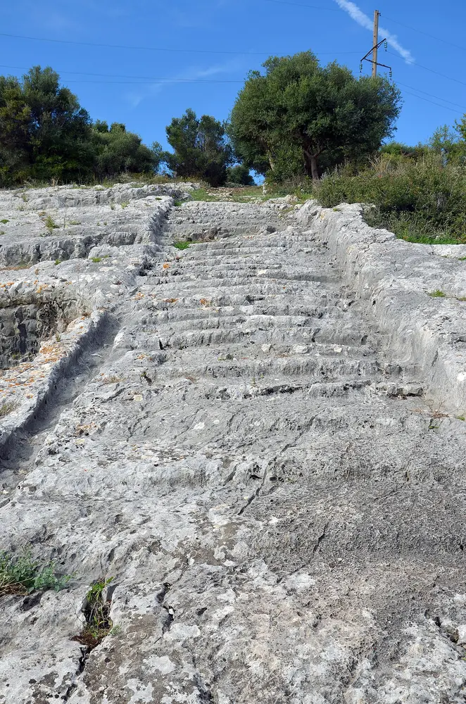 Shkallët drejt akropolit të Orikut antik