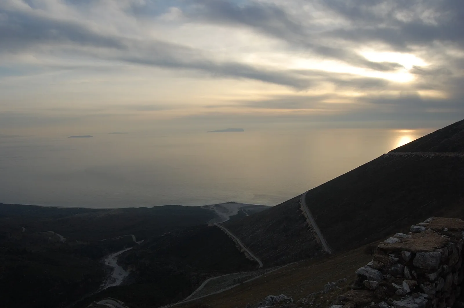 Panoramë nga Qafa e Llogarasë, me ishujt grekë Othoni dhe Korfuz në horizont