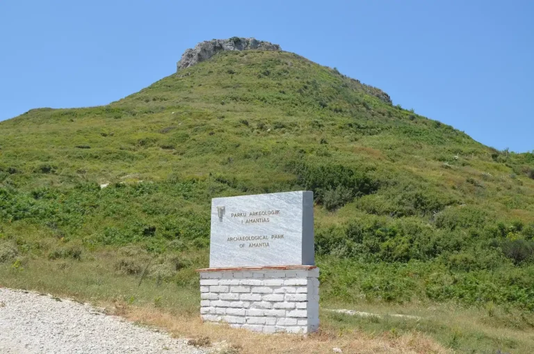 Amantia: Qyteti Ilir në Ploçë me Stadiumin, Tempullin e Afërditës dhe Muret 2.400-Vjeçare