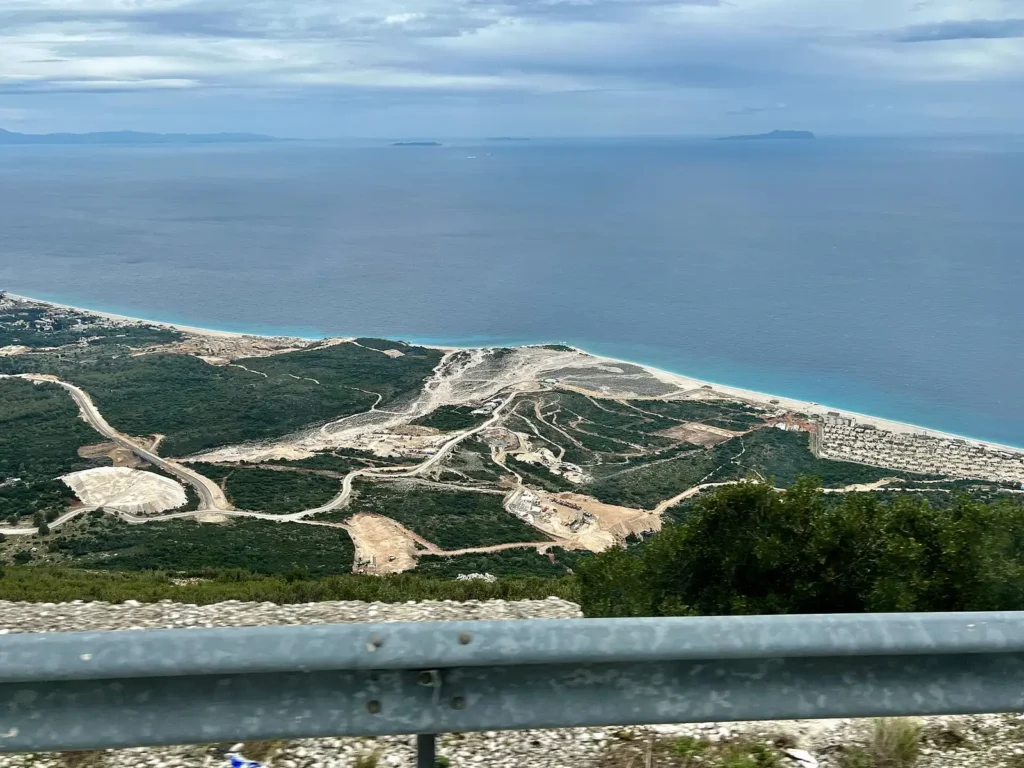 Plazhi i Palasës dhe bregu parë nga Qafa e Llogarasë