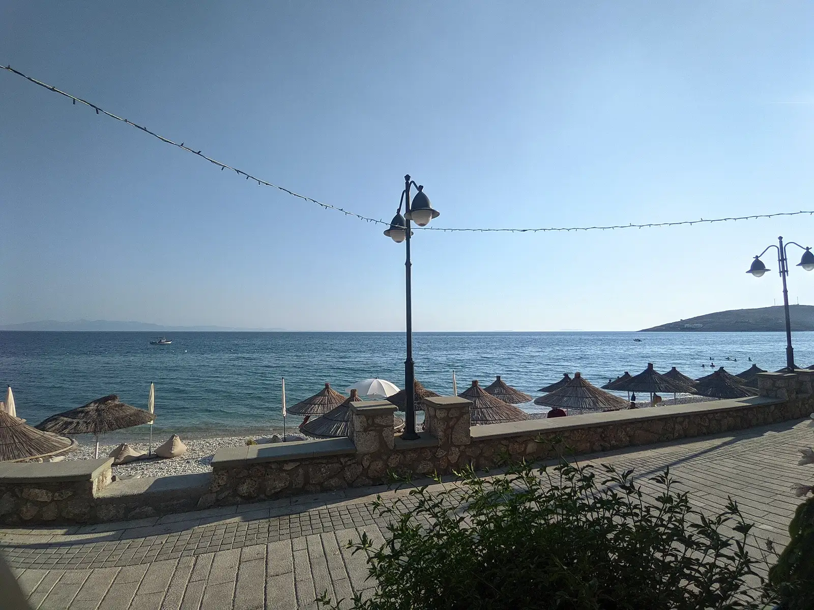 Plazhi i Qeparoit në detin Jon