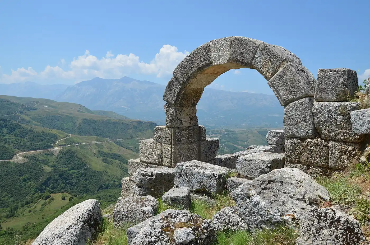 Një nga portat e qytetit të Amantias, me hark