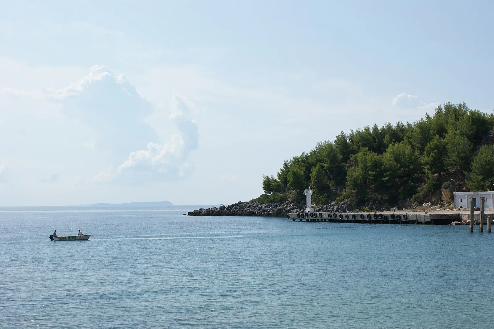 Porti i Himarës në një ditë të qetë shtatori