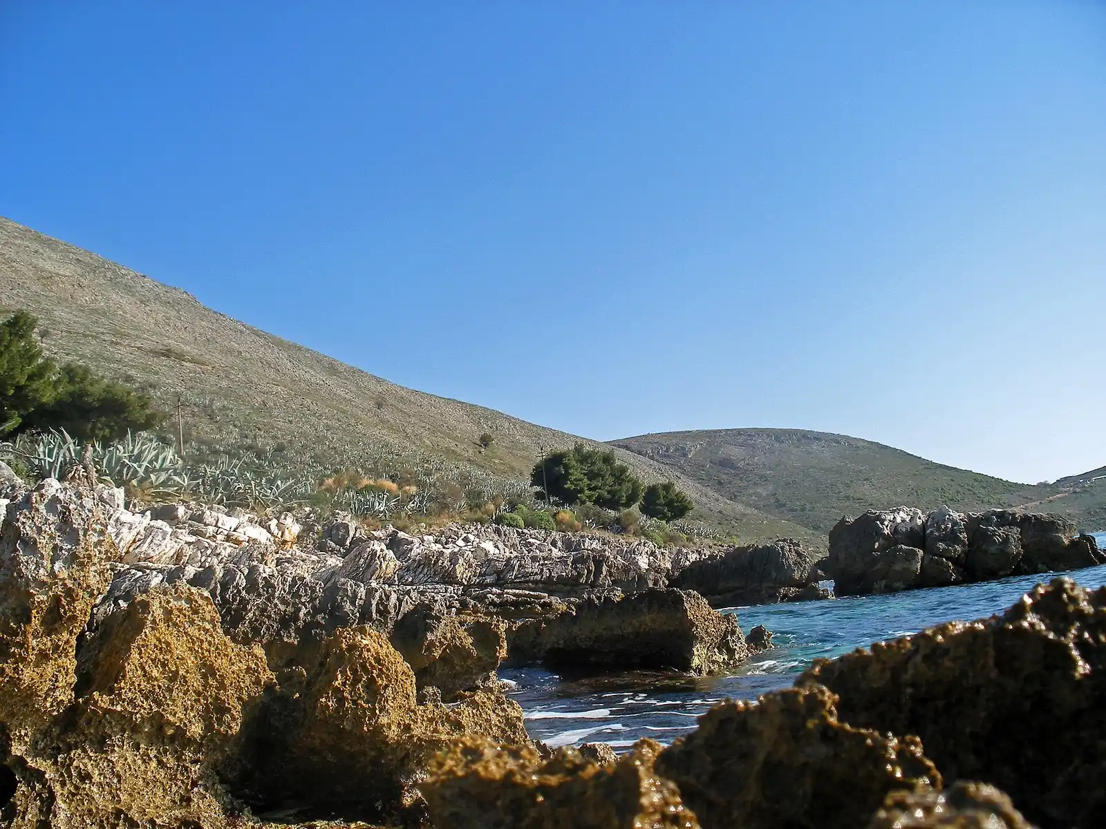 Porto Palermo parë nga rruga Himarë–Qeparo