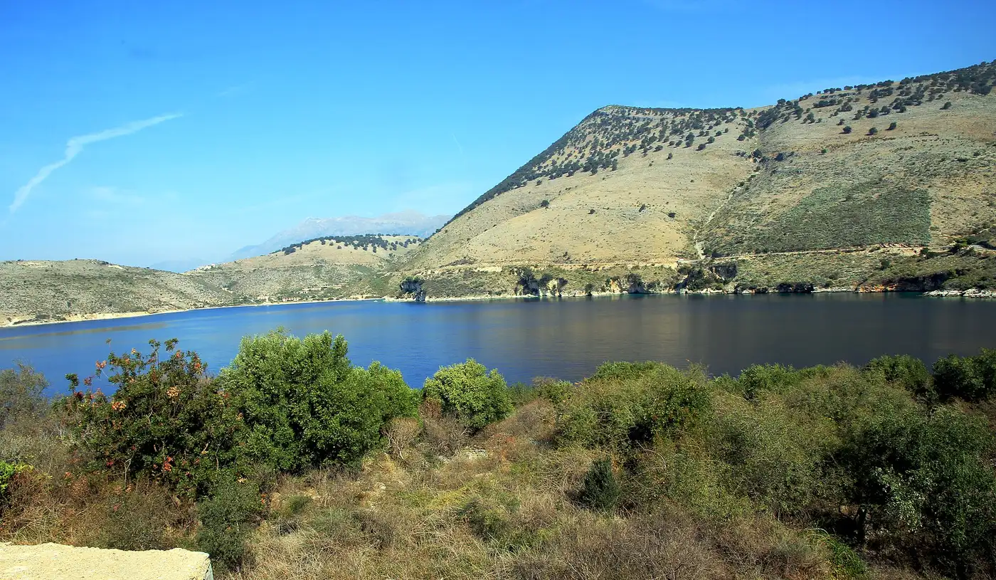 Gjiri dhe porti i Porto Palermos parë nga tarraca e kalasë