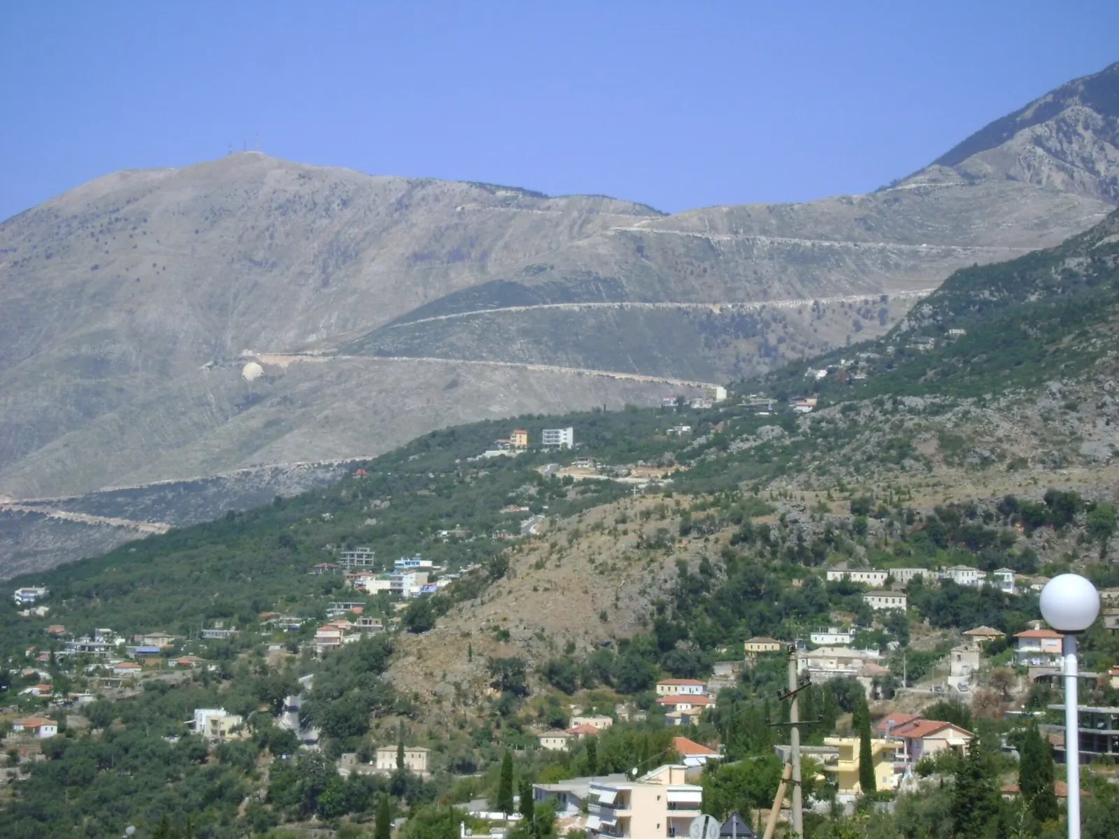 Qafa e Llogarasë parë nga fshati i Dhërmiut