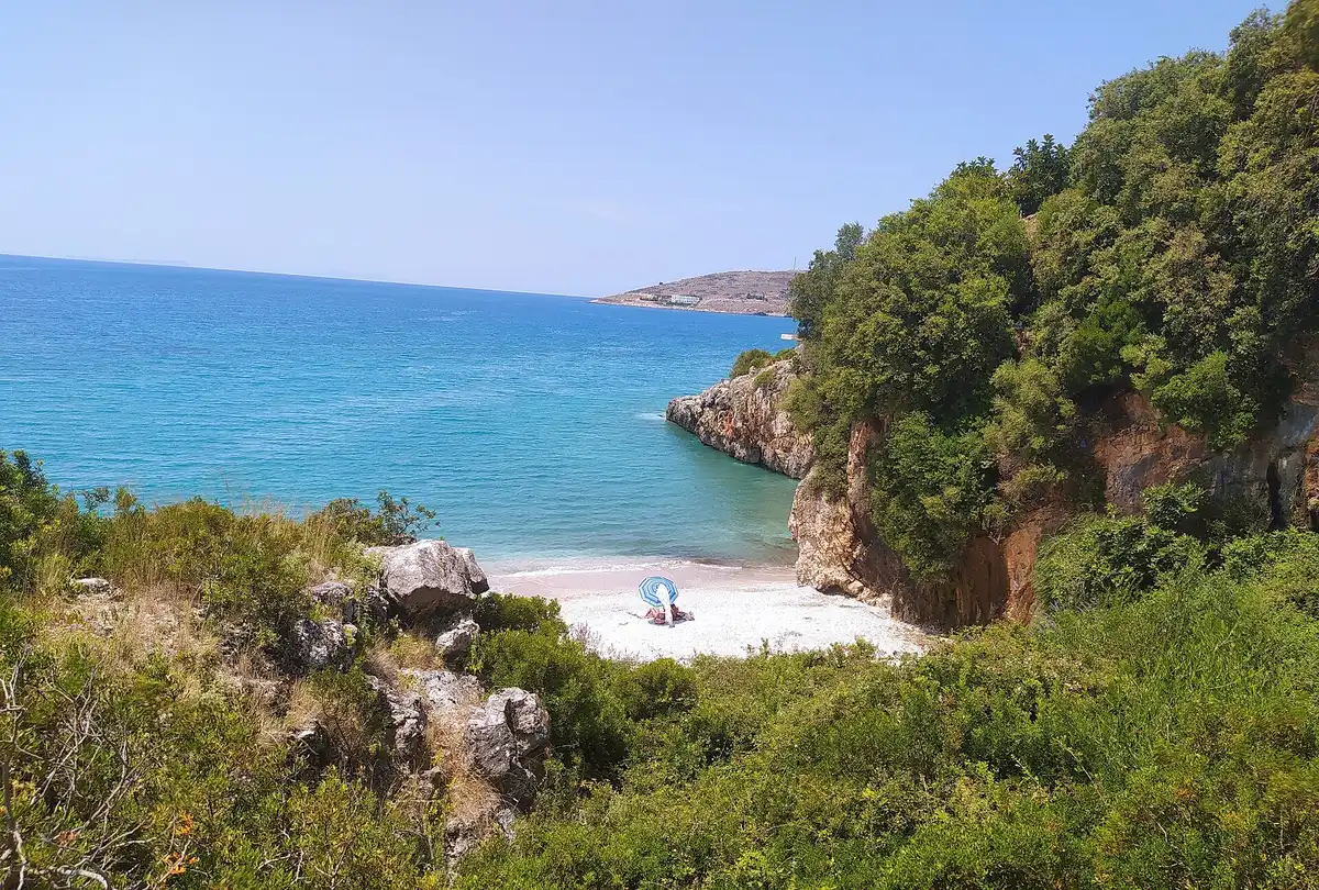 Plazh i izoluar pranë Qeparoit