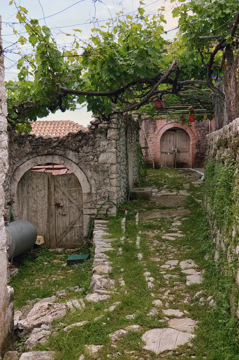 Rrugicat dhe portat e oborreve në Qeparoin e Sipërm