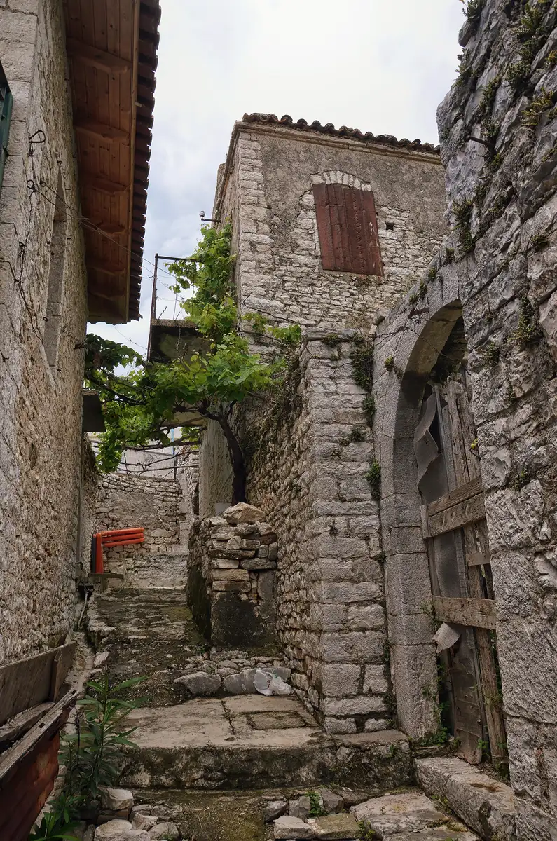 Rrugicat dhe shtëpitë prej guri të Qeparoit të Sipërm