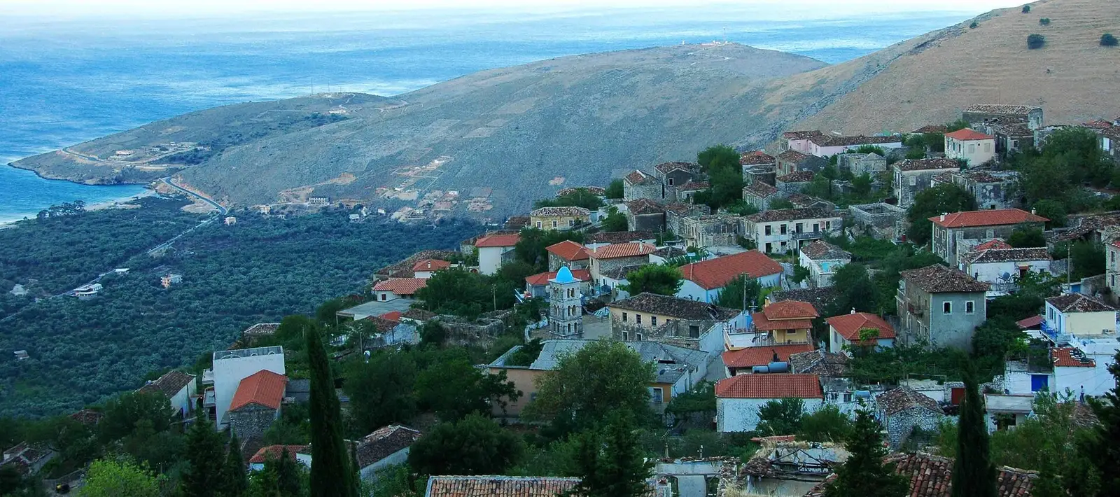 Pjesa e vjetër e Qeparoit parë nga bregu