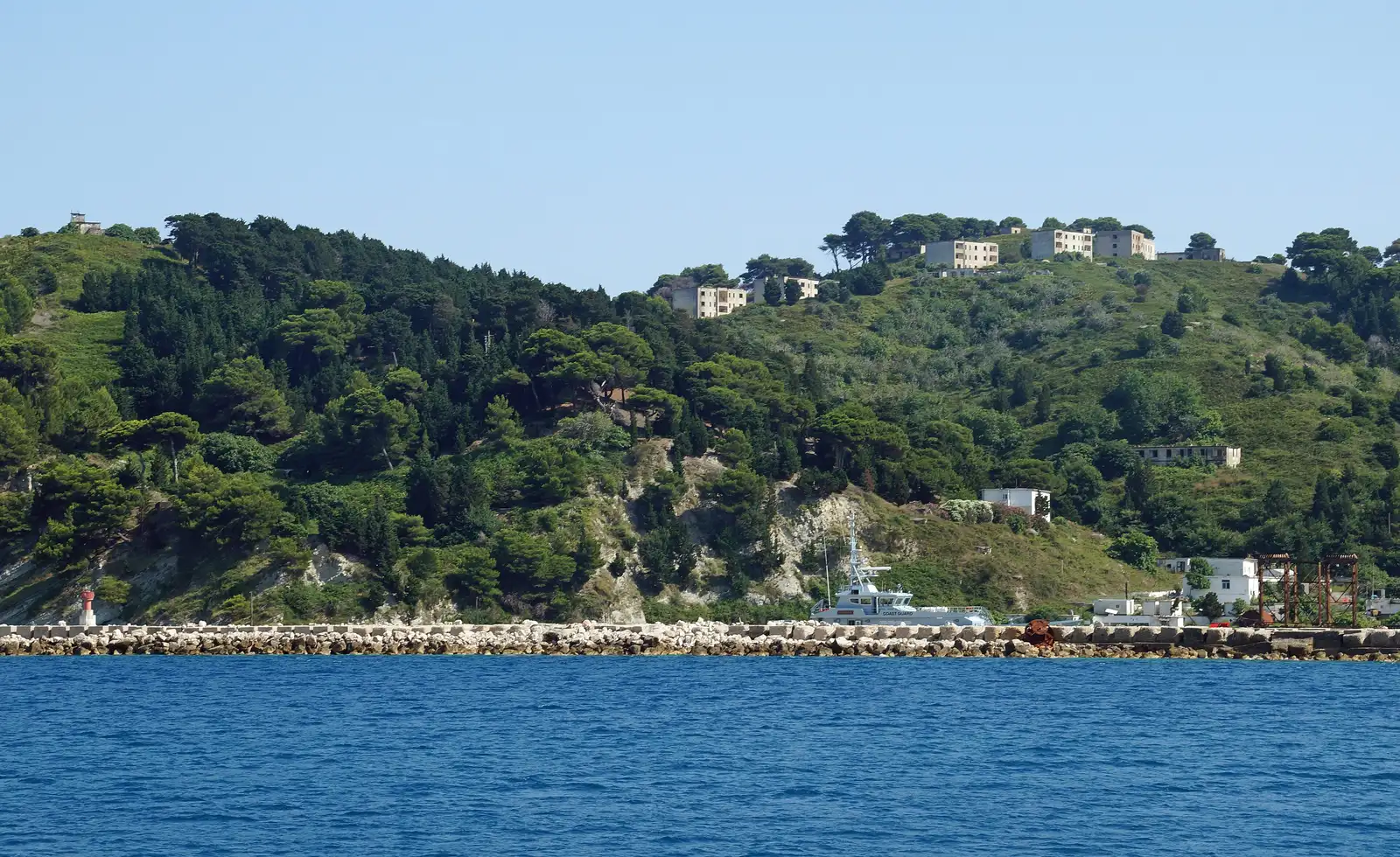 Porti dhe godinat e vjetra në Sazan