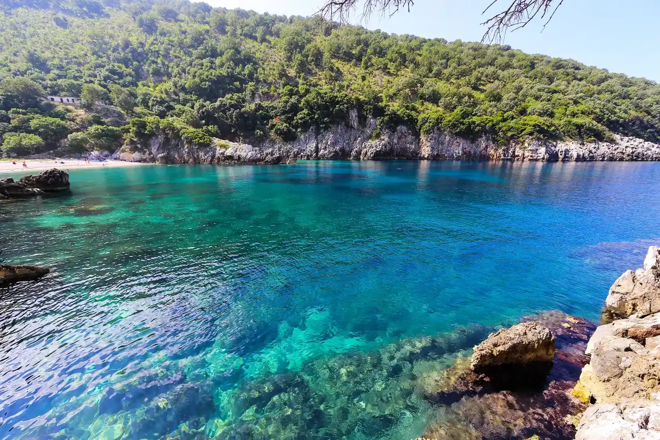 Shpellë në bregun e Karaburunit