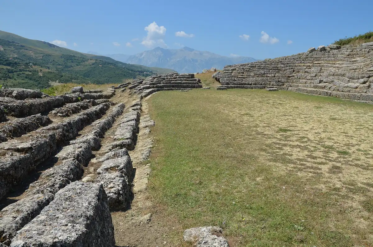 Stadiumi i Amantias, 60 m i gjatë, me 17 shkallë në njërën anë