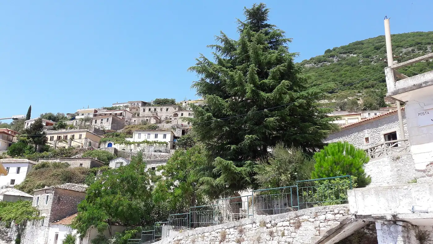 Fshati Vuno parë nga sheshi kryesor