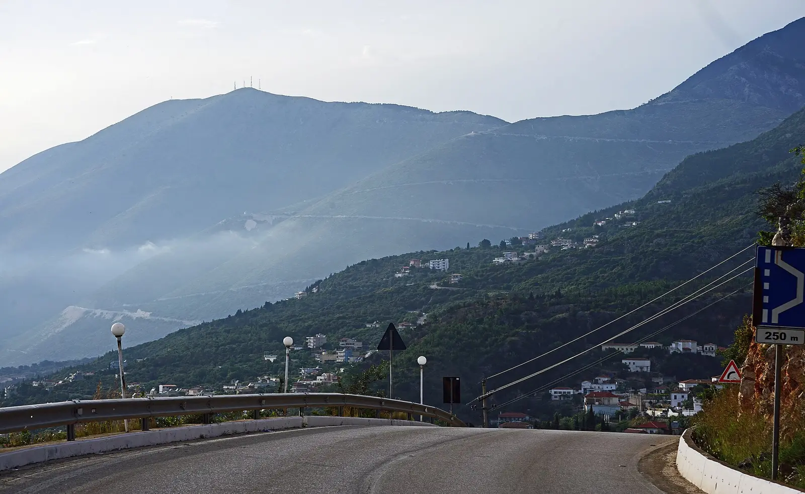 Zbritja nga Llogaraja drejt Dhërmiut dhe detit Jon