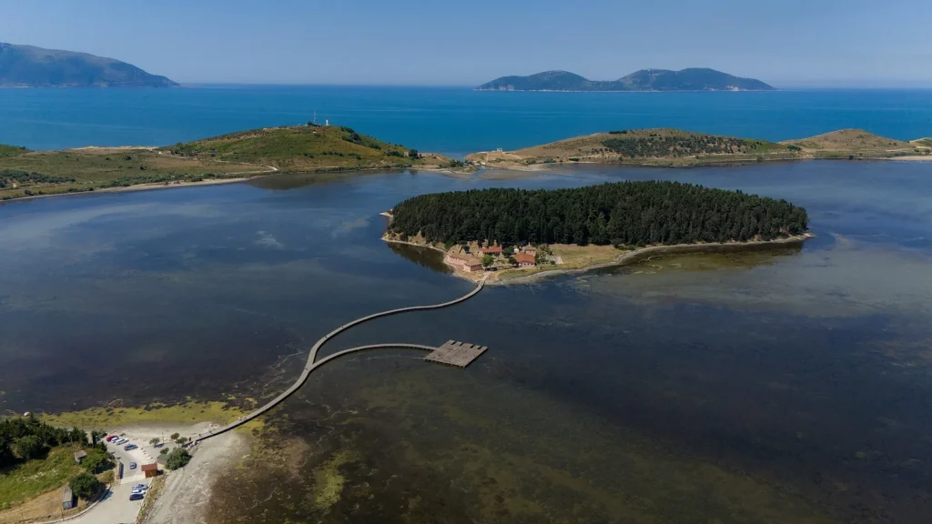 Ishulli i Zvërnecit dhe ura prej druri, Laguna e Nartës, Vlorë